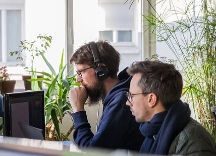 Deux coworkers concentrés près des plantes