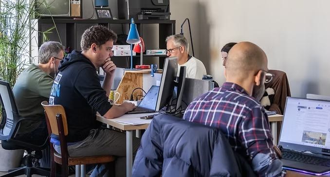 L'espace de travail principal de La Capsule, plusieurs coworkers à leurs postes