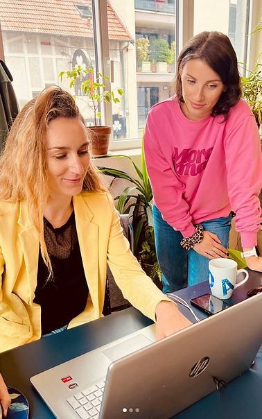Deux coworkeuses devant un ordinateur portable