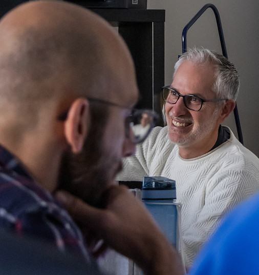 Coworkers qui discutent en souriant